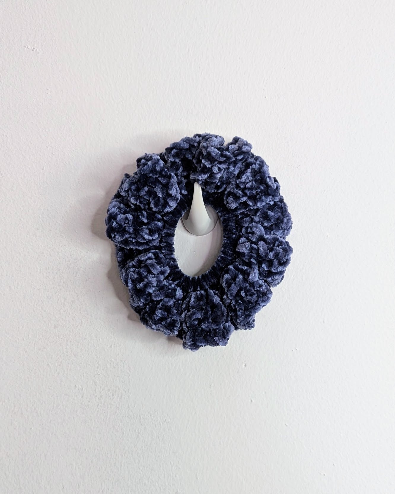 Velvet Ruffle Scrunchie (Deep Navy)