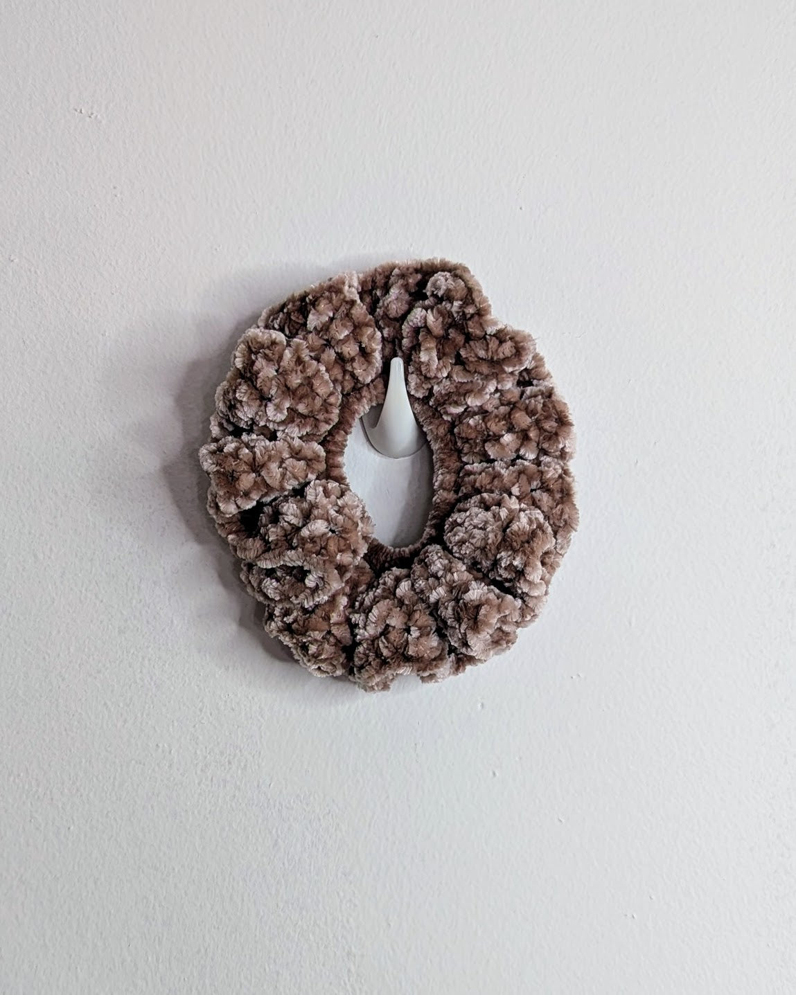 Velvet Ruffle Scrunchie (Mushroom)