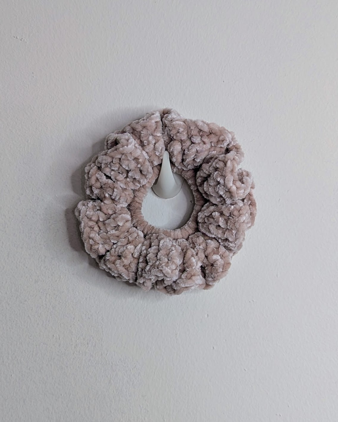 Velvet Ruffle Scrunchie (Champagne)
