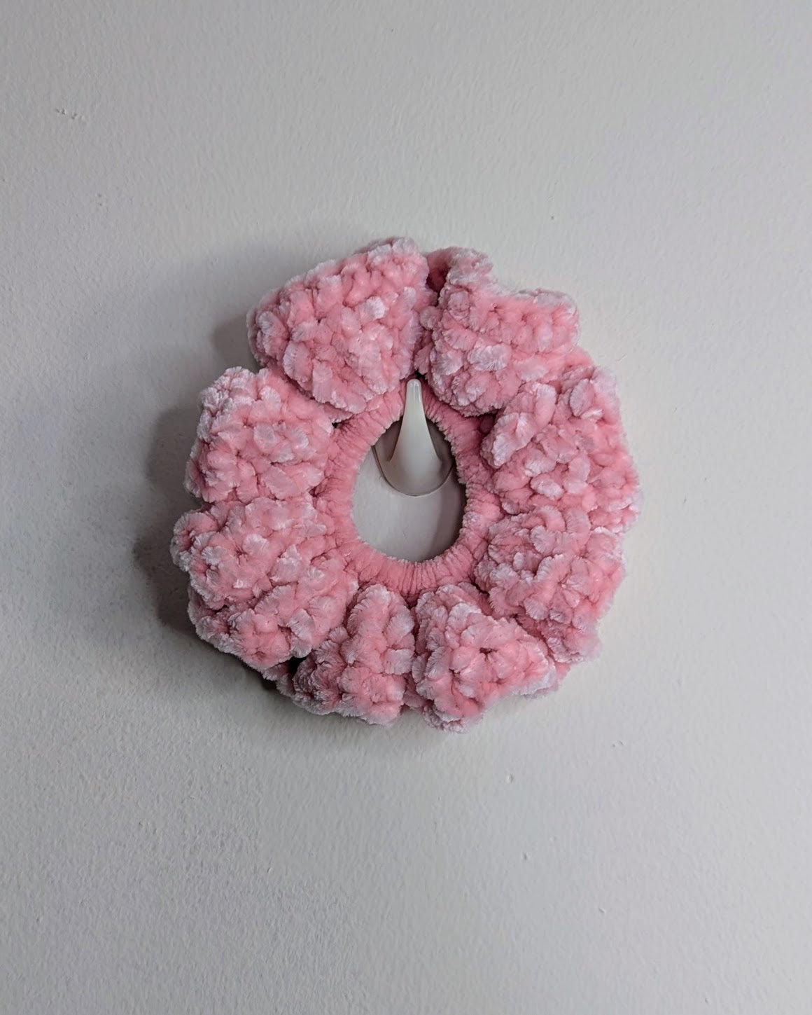 Velvet Ruffle Scrunchie (Soft Glow)