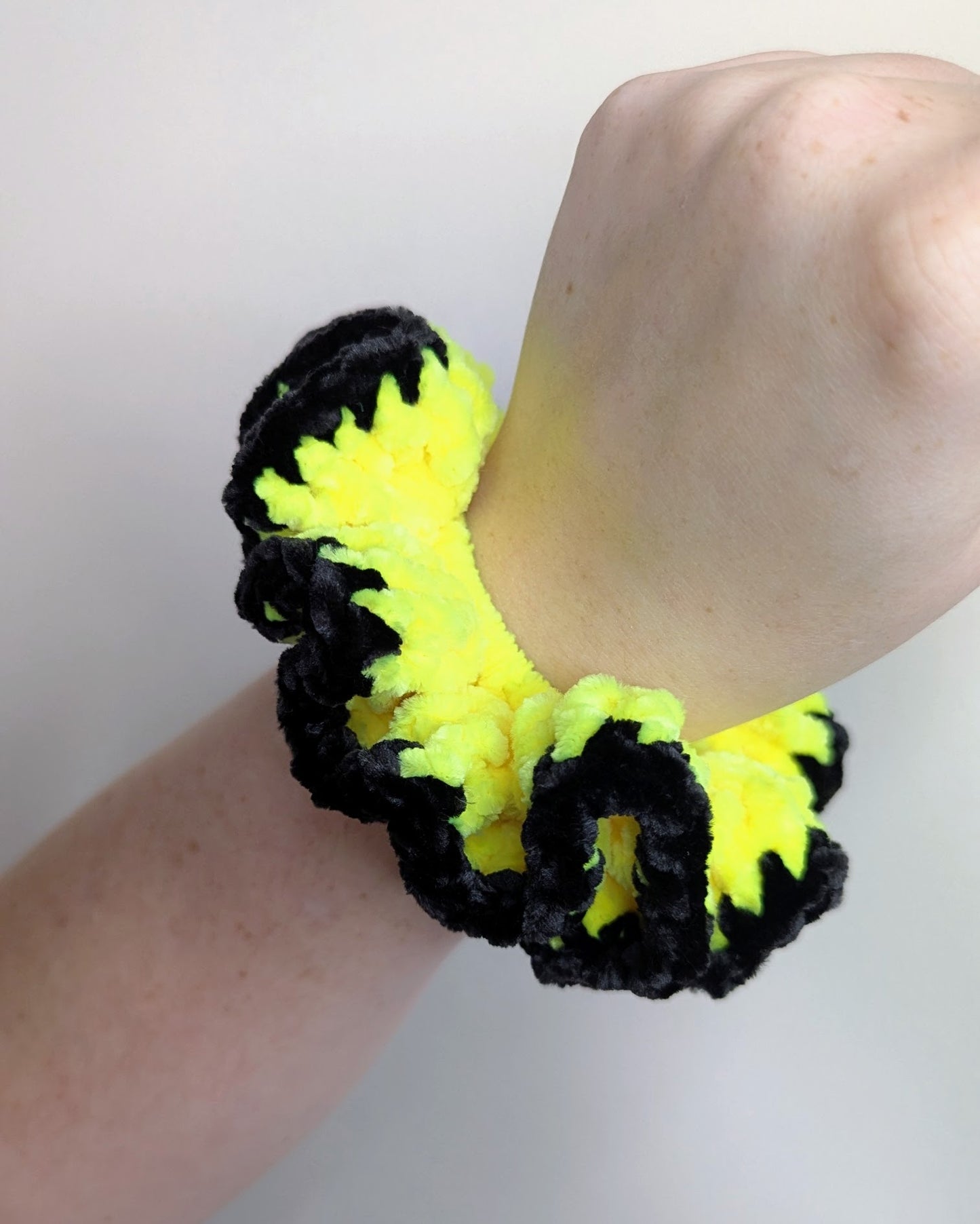 Velvet Ruffle Scrunchie (Safety Yellow & Blackbird)