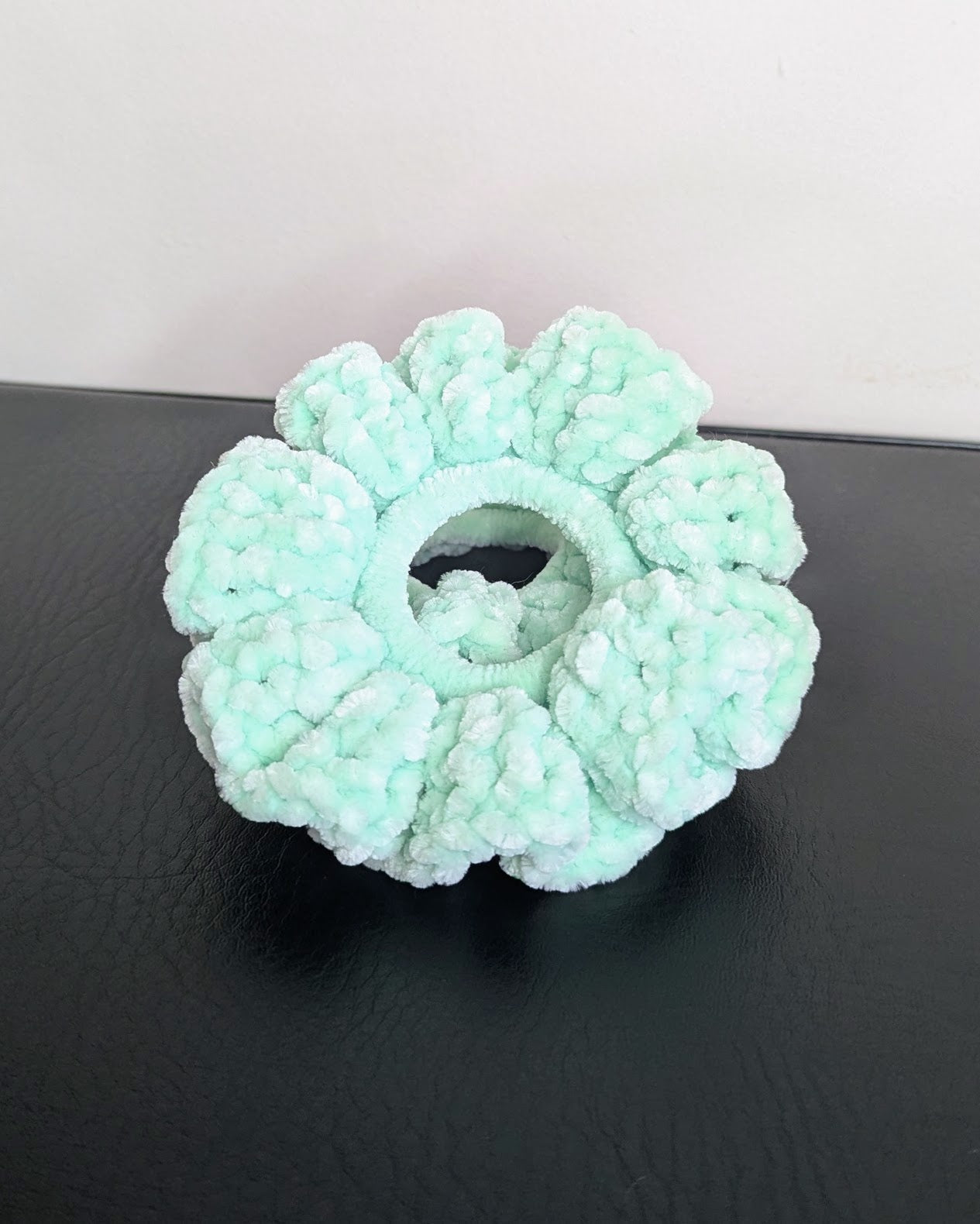 Velvet Ruffle Scrunchie (Kiwi)