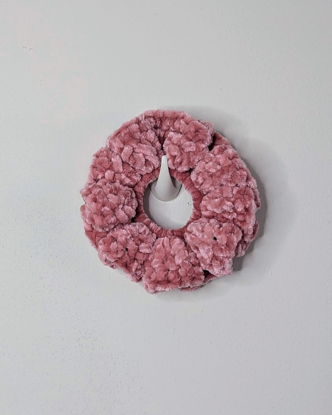 Velvet Ruffle Scrunchie (Dusty Blush)