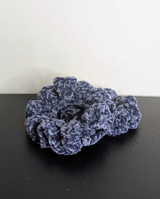 Velvet Ruffle Scrunchie (Deep Navy)